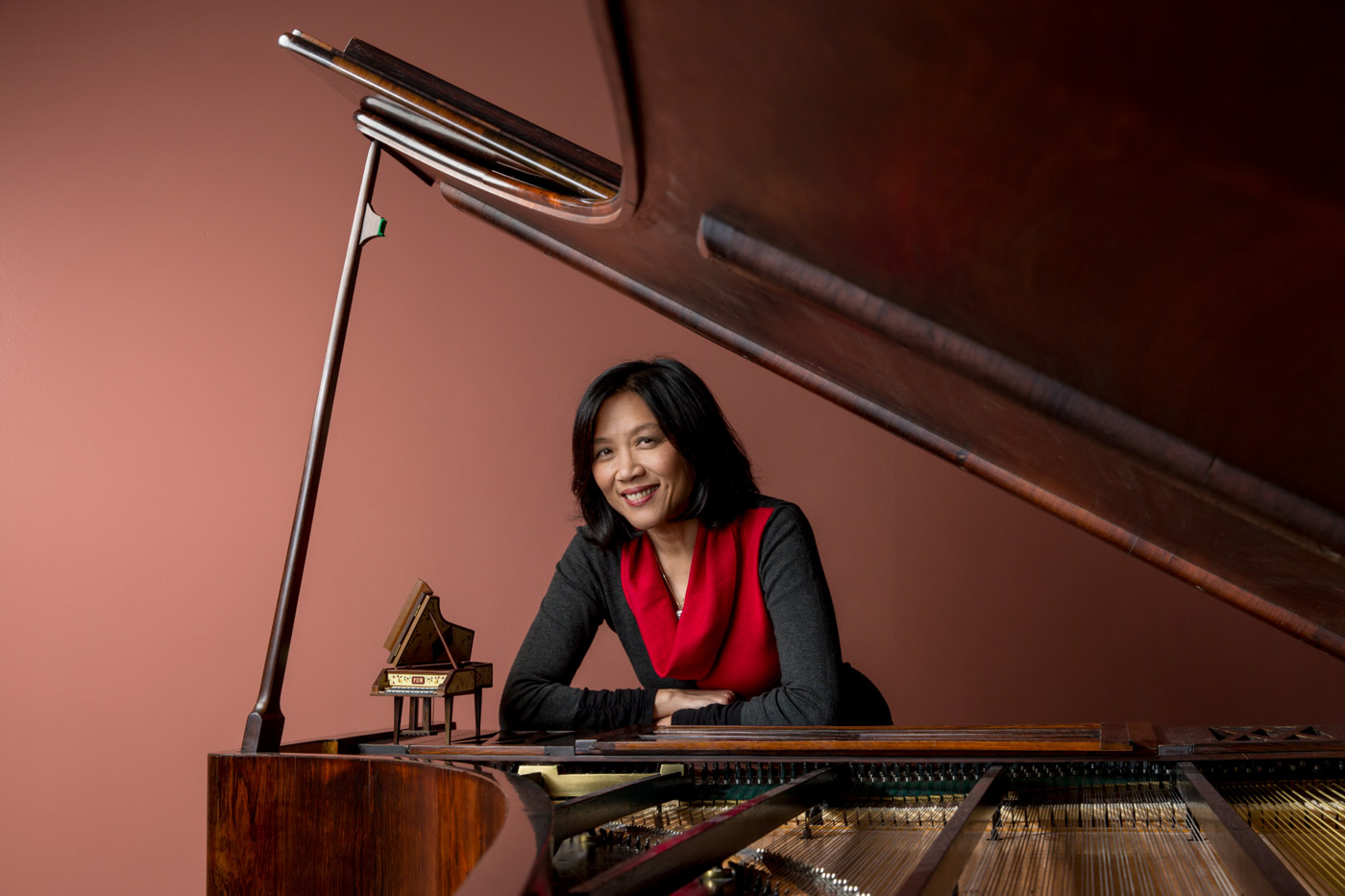Gwendolyn Mok posing with a piano.